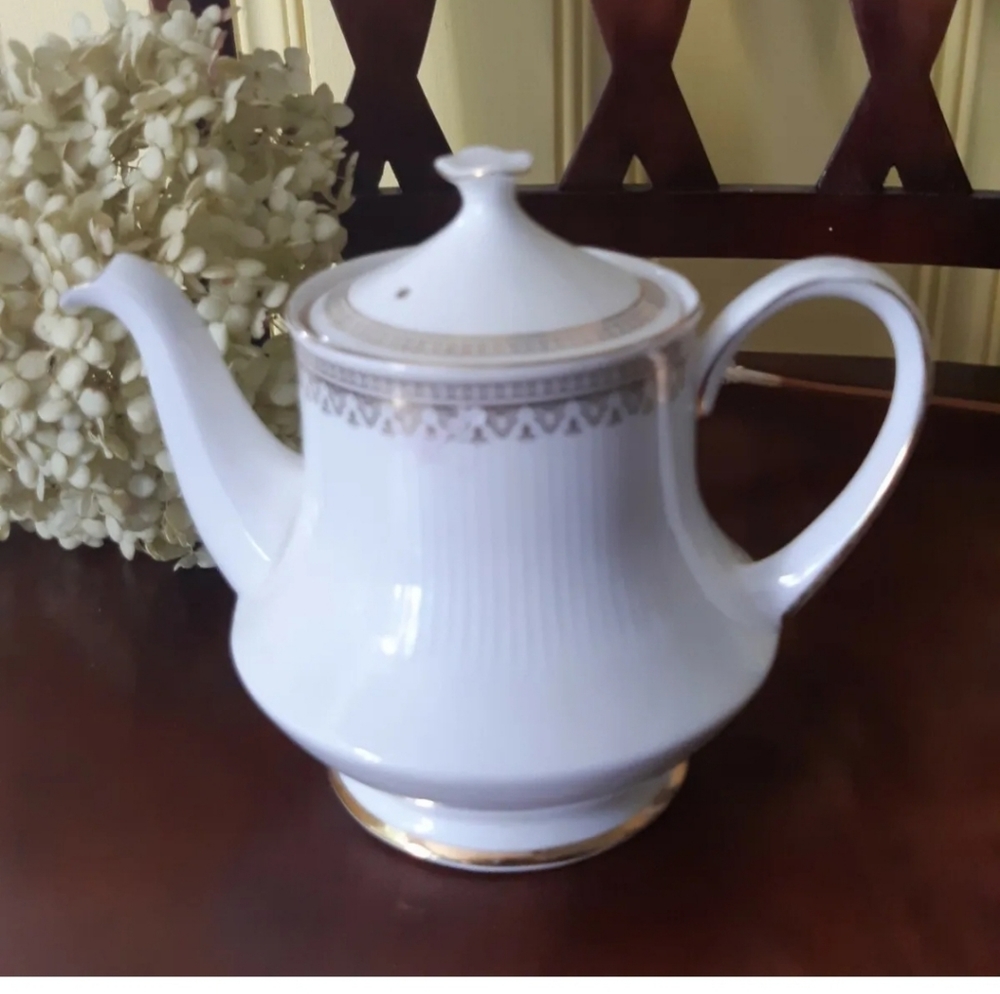 Vintage 1987 Royal Albert  Teapot  Bone China England, White